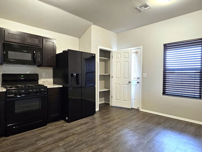 Building Photo - Harrah Haven: Exceptional 3 Bed, 2 Bath Re...