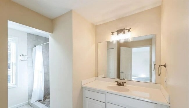 Building Photo - Welcome to this Newly renovated  3 bedroom...