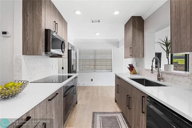 Building Photo - 530 SW 11th Ave