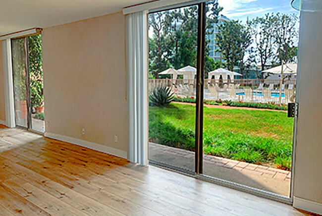 Building Photo - 100 S Doheny Dr
