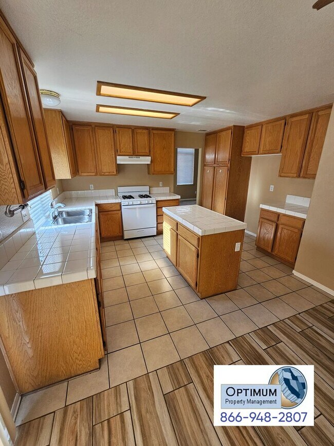 Building Photo - Spacious 6 bedroom , 3 bathroom home with downstairs bedroom and bath