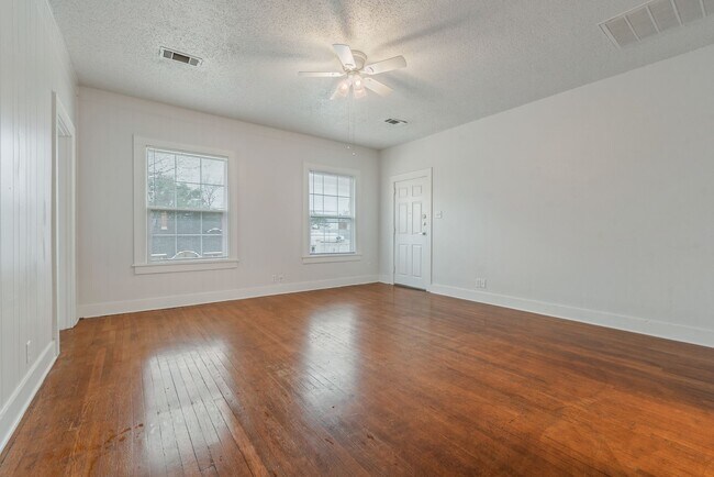 Building Photo - Cozy 2 Bedroom Apartment Available for Aug...