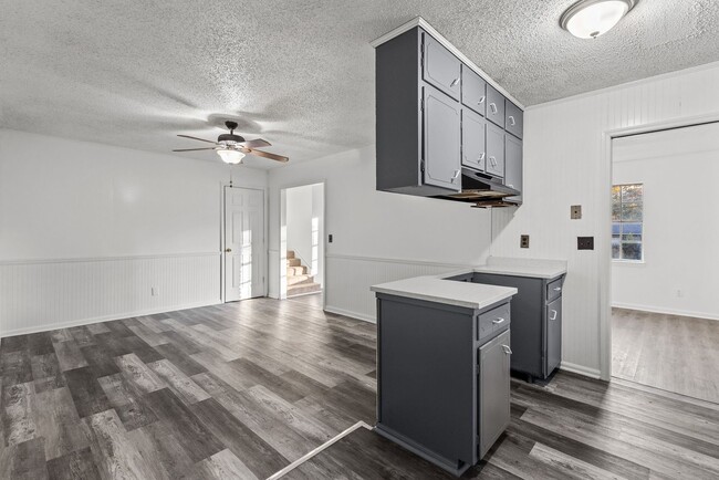 Building Photo - Beautifully Renovated 4 Bedroom 2 Bath Hom...