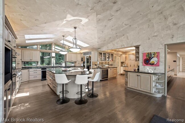 Building Photo - 3333 W Shore Dr