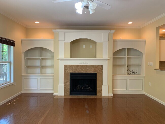 Building Photo - BEAUTIFUL 3 BED/2.5 BATH TOWNHOUSE!!