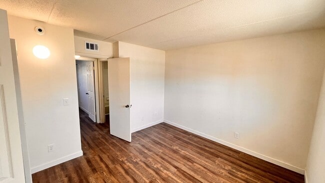 Building Photo - Fresh Paint, New Floors, 2/1 Available NOW