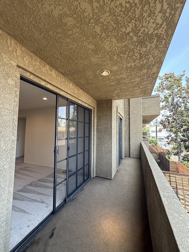 Building Photo - 221 S Oak Knoll Ave