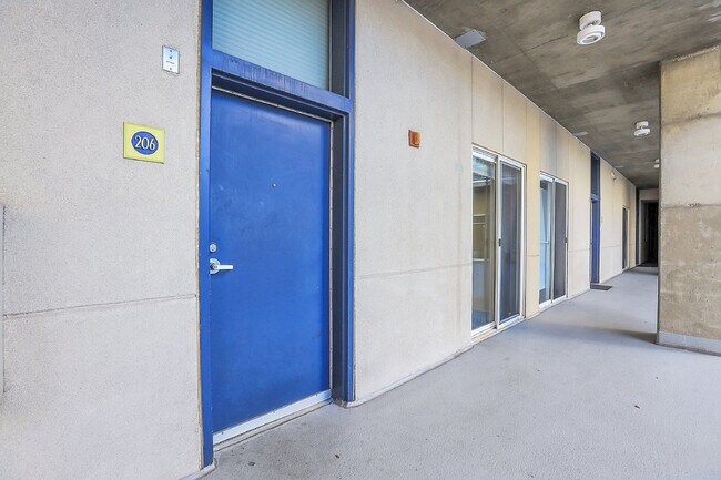 Building Photo - $2,350 - Urban 2 bed 2 bath Condo in Golde...