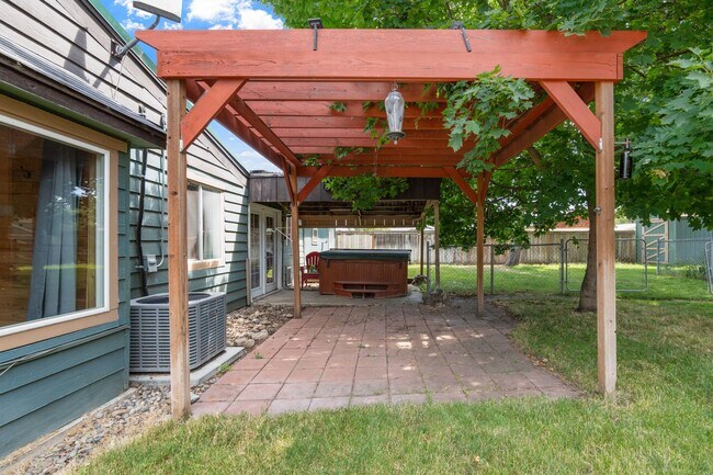 Building Photo - 3 Bed 2.5 Bath Fully Furnished single level rancher with fenced yard & plenty of space