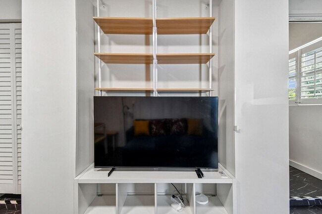 Building Photo - Gorgeous FULLY FURNISHED 1 Bedroom/1 Bath apartment with private entrance, in Winter Park