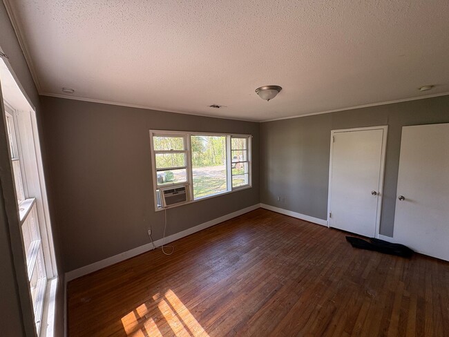 Building Photo - 3 Bedroom 1 Bath House for Rent