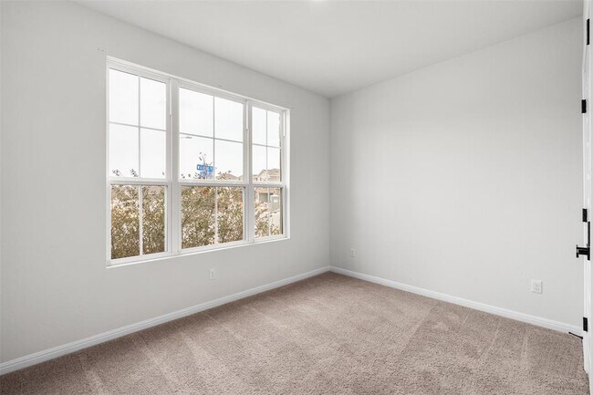 Building Photo - 2516 Walking Y Rd