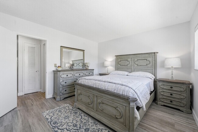 Building Photo - 5208 NE 24th Terrace