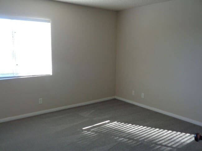 Building Photo - Beautiful One Story Home in Rosamond in Excellent Condition