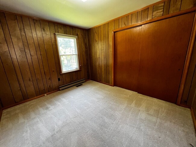 Building Photo - 3-Bed 2-Bath in Town with 3-Car Garage!