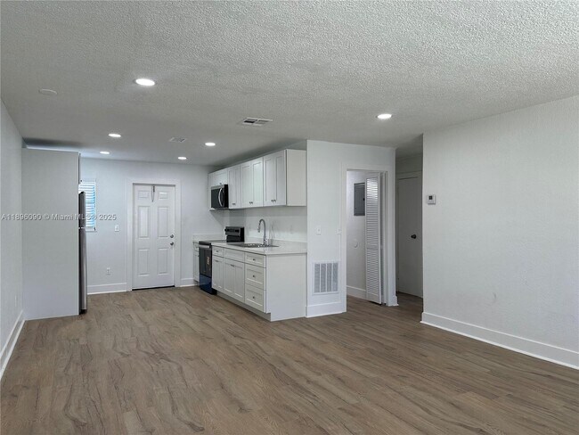 Building Photo - 116 NW 2nd Ave