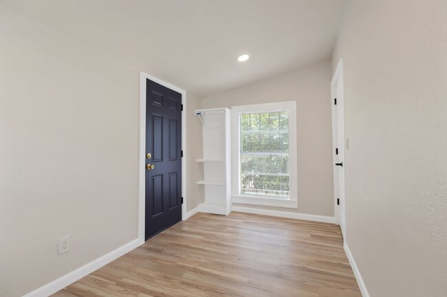 Building Photo - 1710 N Navidad St