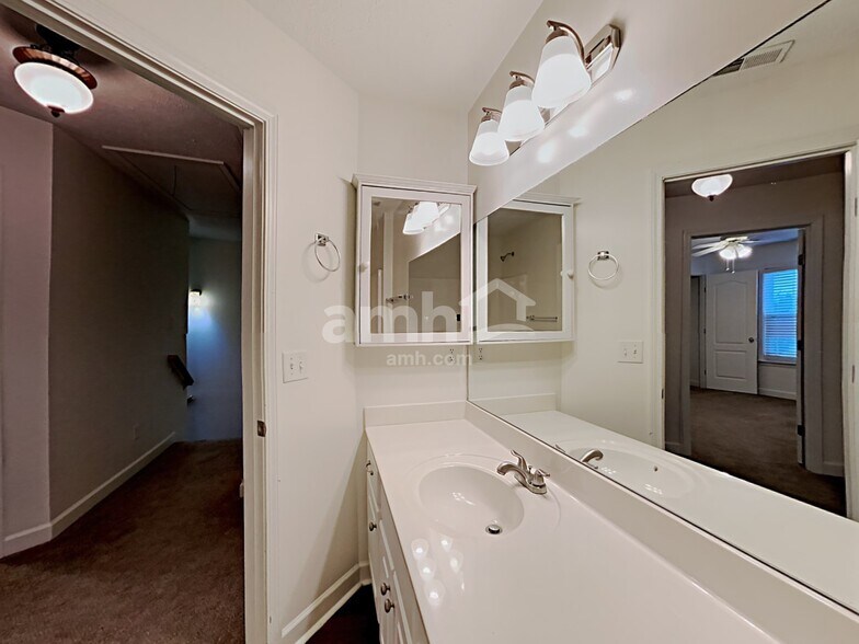 Building Photo - 1504 Beaconcrest Cir