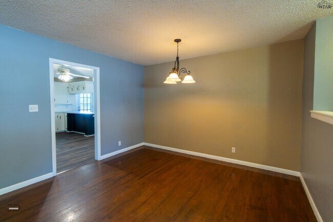 Building Photo - 501 W Texas Ave