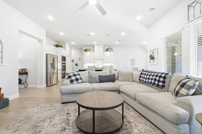 Building Photo - 1125 Cardinal Dr