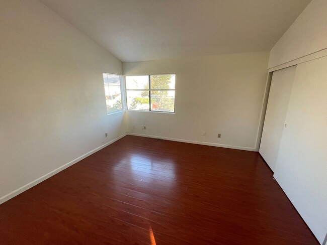 Building Photo - LARGE 4 BEDROOM HOME IN MORENO VALLEY FOR ...