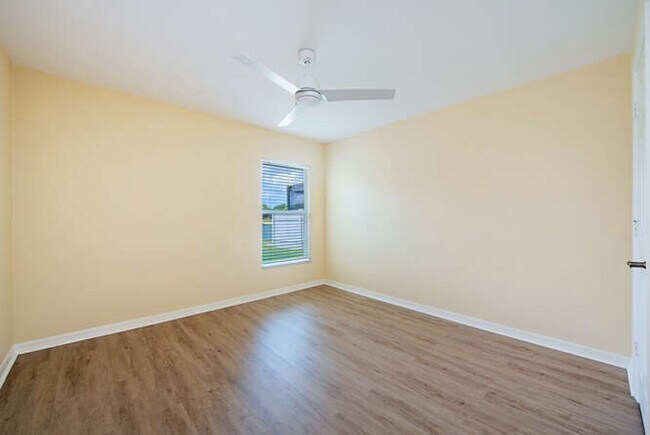 Building Photo - 2271 Grove Dr
