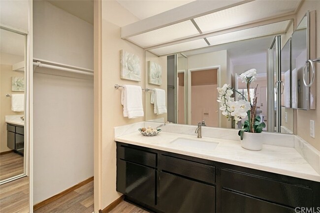 Building Photo - 323 Streamwood-
