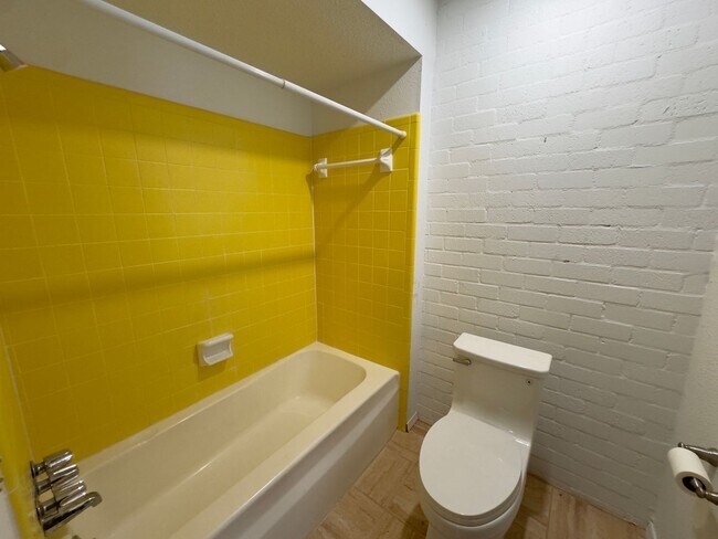 Building Photo - $500 OFF MOVE IN SPECIAL | Cozy Townhome in Quail Creek 2/2.5/2 Car Garage