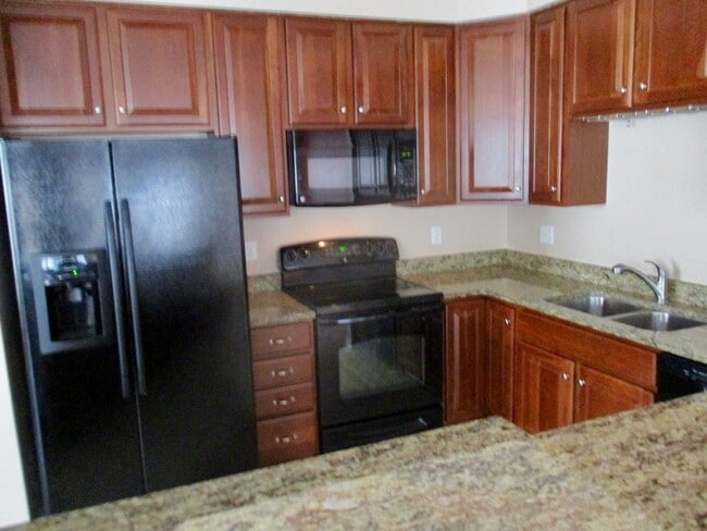 Building Photo - Three bedroom, 2 1/2 bath, 1776 sq. ft.tow...
