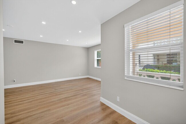 Building Photo - 2591 NE 55th Ct