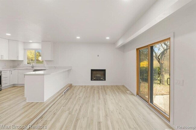 Building Photo - 6207 Nicholas Dr