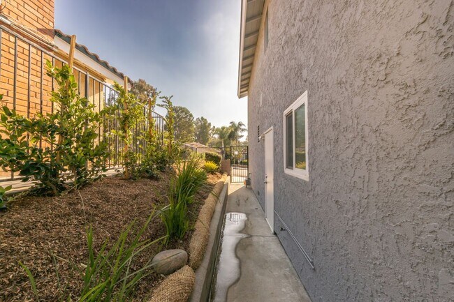 Building Photo - 980 S Loyola Dr