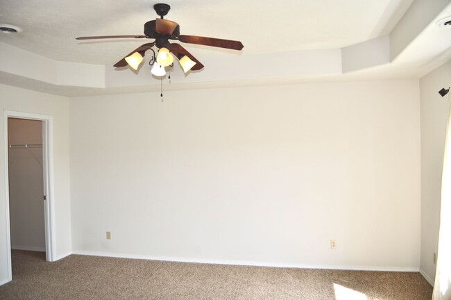 Building Photo - Spacious 3 Bedroom Condo!