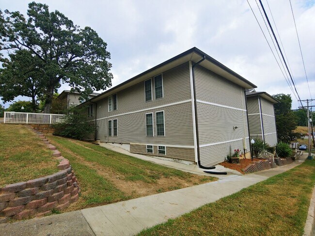 Building Photo - 111 Barton St