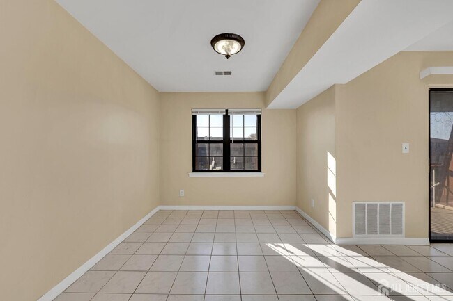 Building Photo - 275 Alpine Way