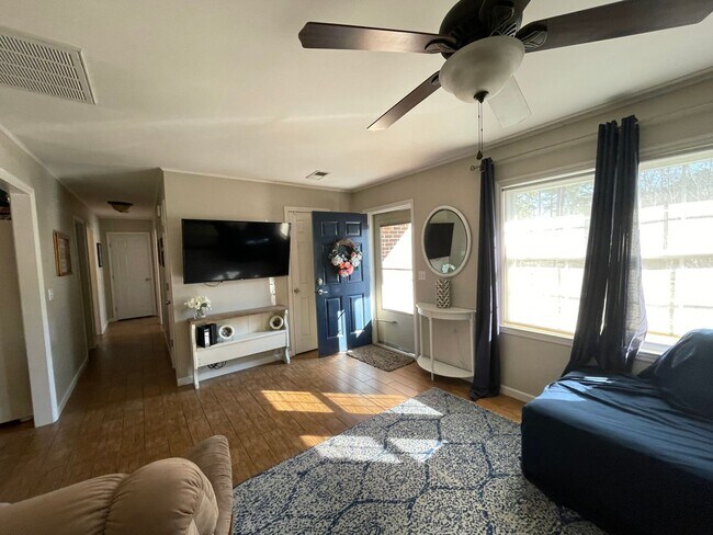 Building Photo - Fall in love with this 4 bedroom/ 2 bathroom single family home!