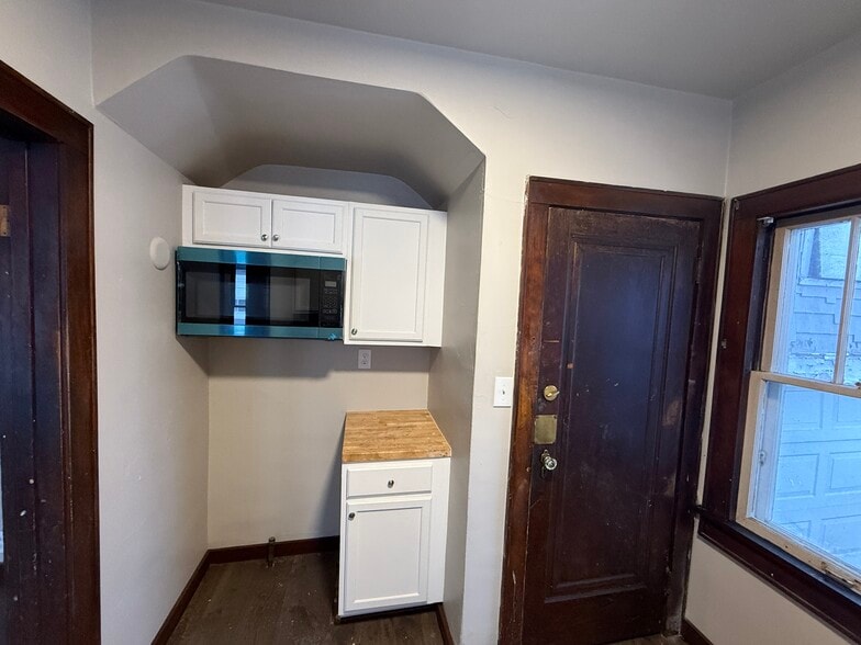 Building Photo - 818 N Van Buren St