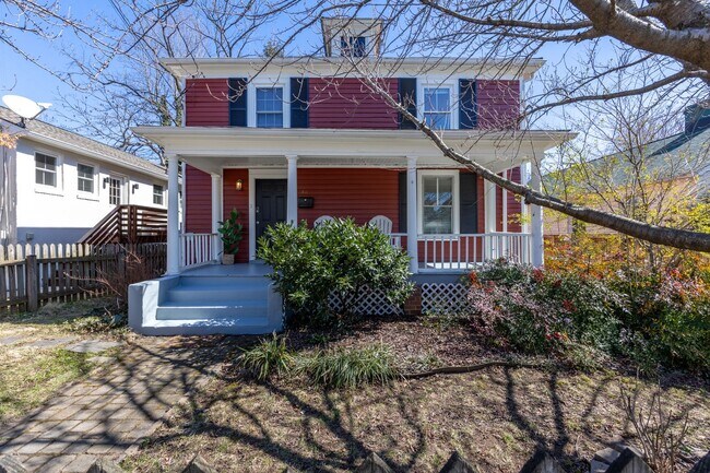 Building Photo - Walk to Main Street Restaurants and Downtown! Charming home, just like grandma's house!