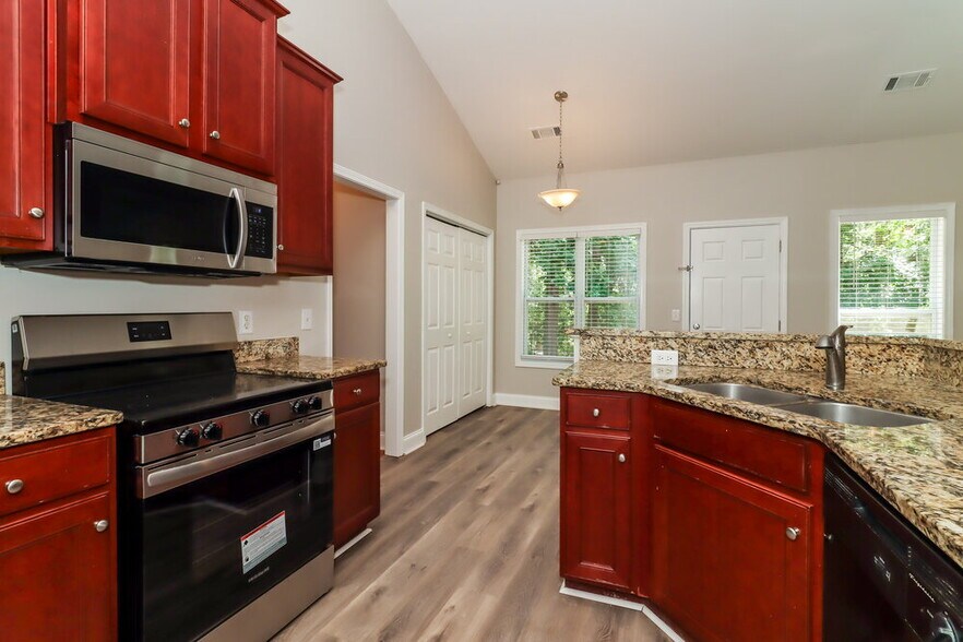 Building Photo - 205 Westridge Cir