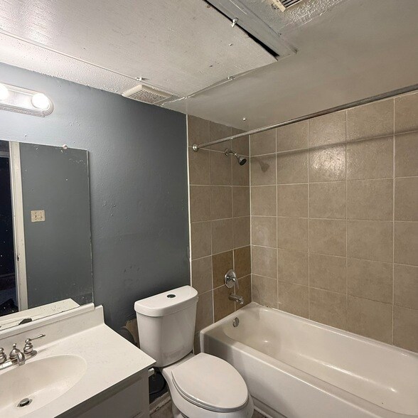 Building Photo - 10603 S Wilcrest Dr