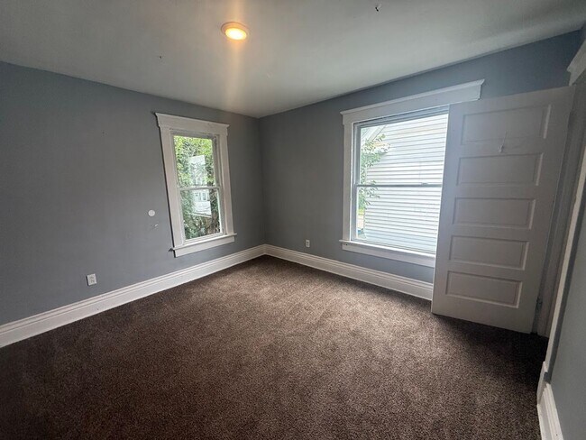 Building Photo - 812 Green Ave SW