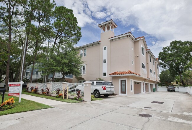 Building Photo - "Spacious & Stylish 3-Bed Oasis in Tampa w...