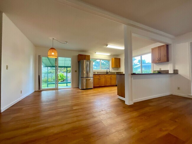 Building Photo - Beautiful, Bright & Airy Beach House--3Bed...