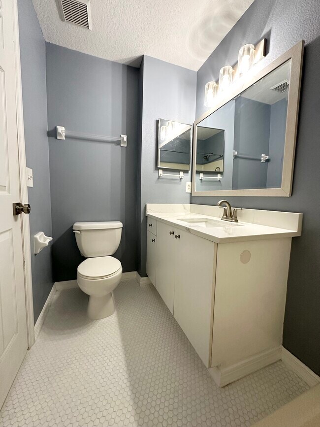 Building Photo - 804 E South St