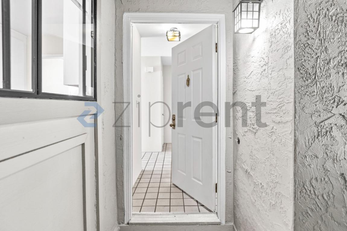 Building Photo - Unit