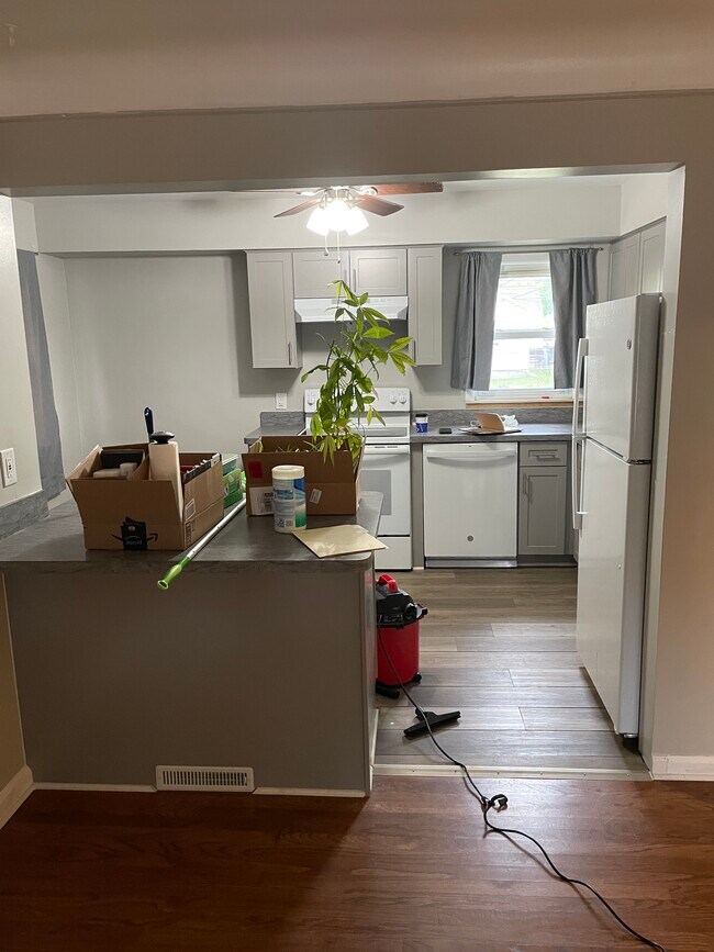 Building Photo - 131 W Evelyn Ave