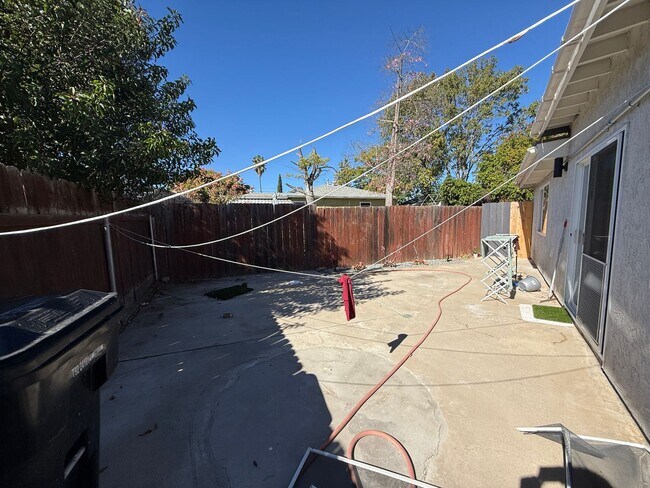 Building Photo - Newly Remodeled 7 room house on Ewing St