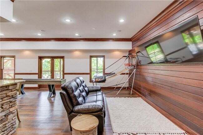 Building Photo - 2870 Roanoke Rd