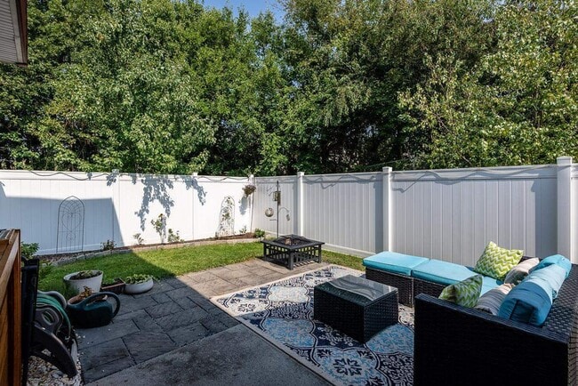 Building Photo - Updated 3 Bedroom 2.5Bath Townhouse in Harrisonburg