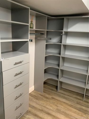 Building Photo - 901 NE 25th Ave